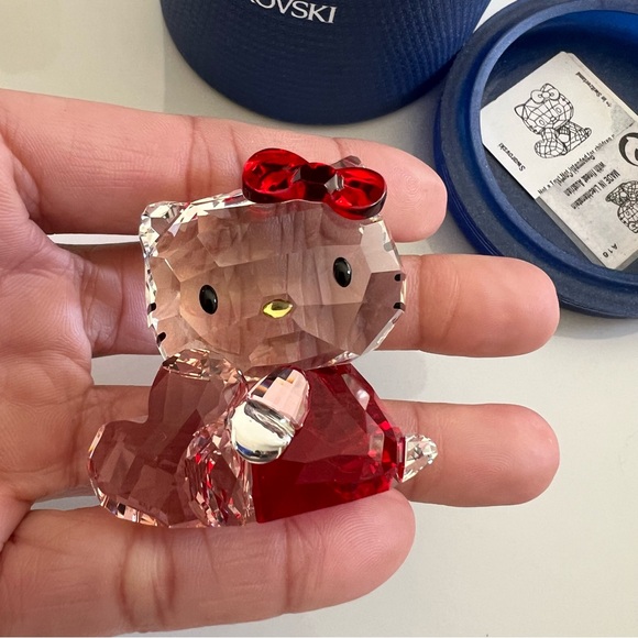 SWAROVSKI Hello Kitty Large Holding Heart Pink Red Crystal - Picture 3 of 6